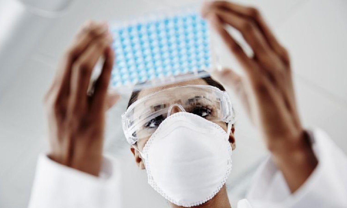 Cientista trabalha com pipetas em laboratório -  (crédito: Getty Images)