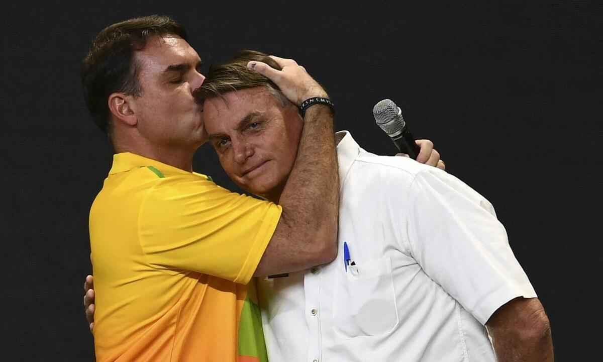 Flávio e Jair Bolsonaro - (crédito: Evaristo Sá/AFP)