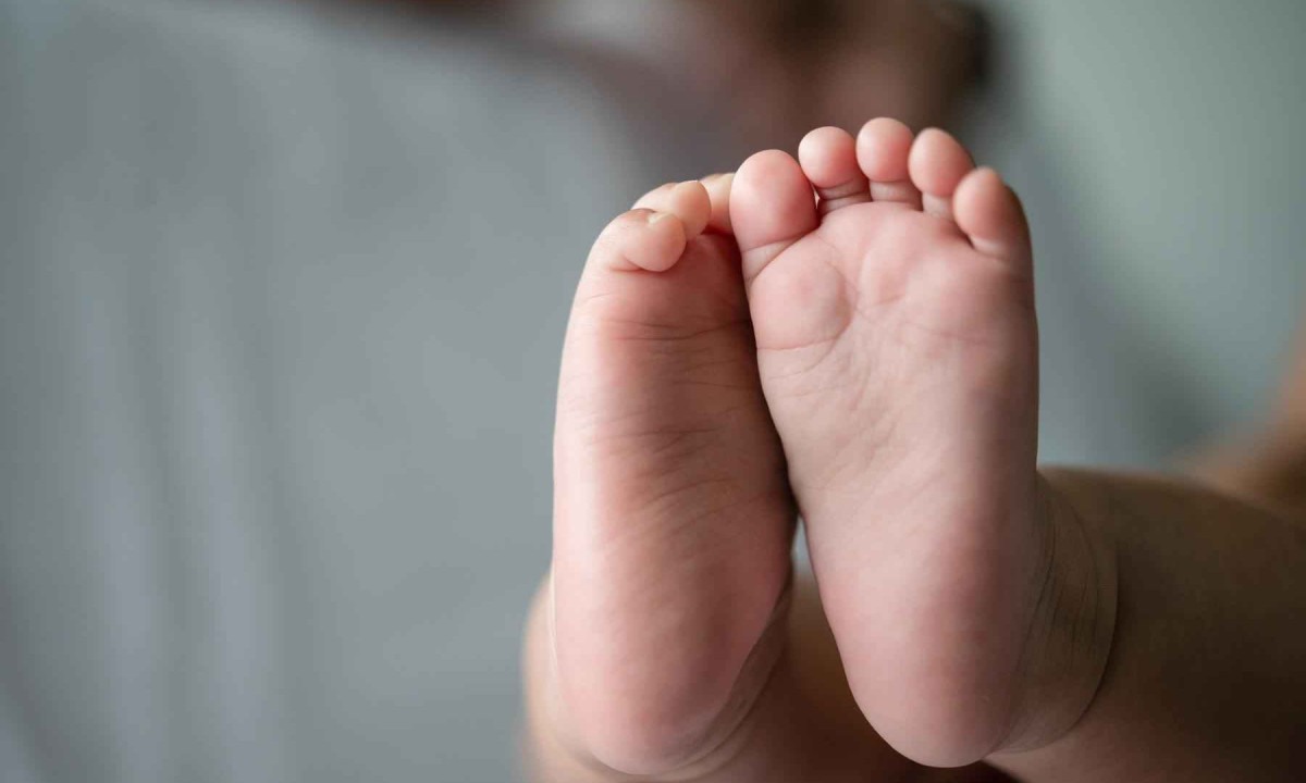 Pézinhos sobrepostos de um bebê - (crédito: Freepik)