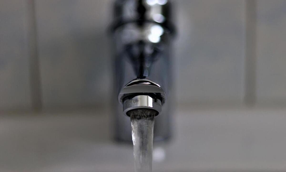 torneira prateada com água caindo -  (crédito: Reprodução/ Pixabay )