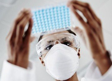 Cientista trabalha com pipetas em laboratório -  (crédito: Getty Images)