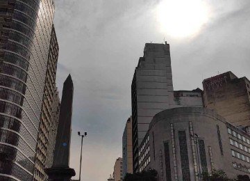 Clima no centro de Belo Horizonte, ceu parcialmente nublado na frente do pirulito da praça sete -  (crédito: Jair Amaral/EM/D.A Press)