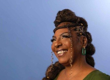 Maquiada e de perfil, a atriz Rejane Faria sorri - 