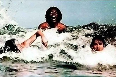 Em Niterói (RJ), Beto Guedes, Milton Nascimento e Lô Borges nadam na praia de Mar Azul, nos anos 1970 -  (crédito: Odeon/reprodução)