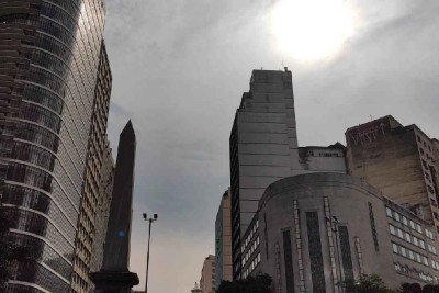 Clima no centro de Belo Horizonte, ceu parcialmente nublado na frente do pirulito da praça sete -  (crédito: Jair Amaral/EM/D.A Press)