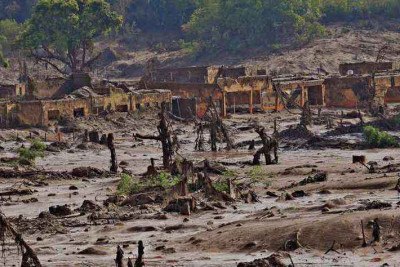 Escombros do que sobrou de distrito de Mariana, na região atingida pela lama da barragem do Fundão -  (crédito: Juarez Rodrigues/EM/D.A Press - 6/11/15)