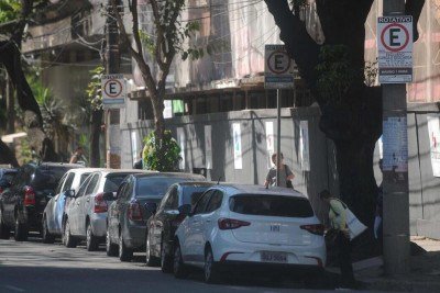Estacionamento rotativo em rua da capital. -  (crédito: Leandro Couri/EM/D.A Press)