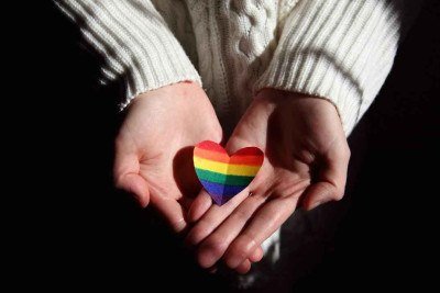 Mãos segurando um coração com pintado com o arco-íris da bandeira LGBT -  (crédito: Sharon McCutcheon no Pexels)