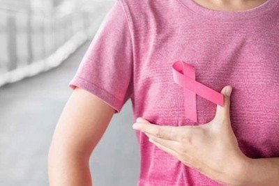 Mulher com o símbolo da luta contra o câncer de mama, reprodução da internet  -  (crédito: Pixabay/Reprodução)