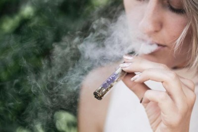 mulher fumando VAP -  (crédito:  Grav/Unsplash)