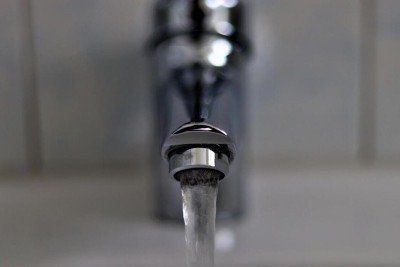 torneira prateada com água caindo -  (crédito: Reprodução/ Pixabay )