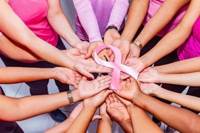 Várias mãos de mulheres unidas seguram o símbolo do Outubro Rosa  -  (crédito: Reprodução/Pixabay)