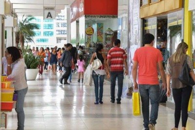 Vista de um pátio de um shopping com pessoas caminhando e carregando sacolas de compra -  (crédito: Valter Campanato/Agência Brasil)