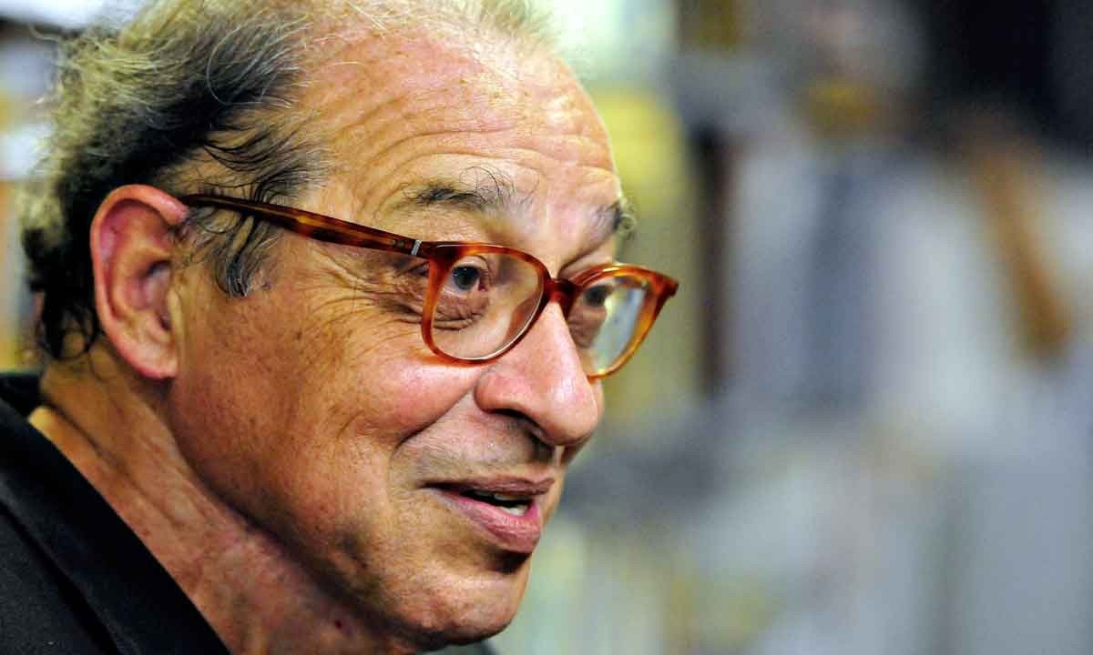Foto do escritor Ruy Castro, que está de perfil -  (crédito: Alexandre Guzanshe/EM/D.A Press/29/3/16)