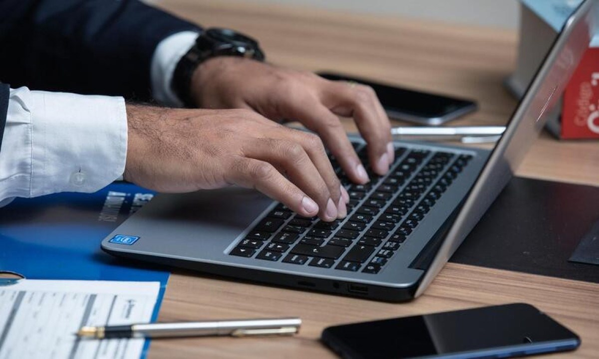 Homem trabalhando no computador -  (crédito:  LEANDRO AGUILAR/Pixabay )