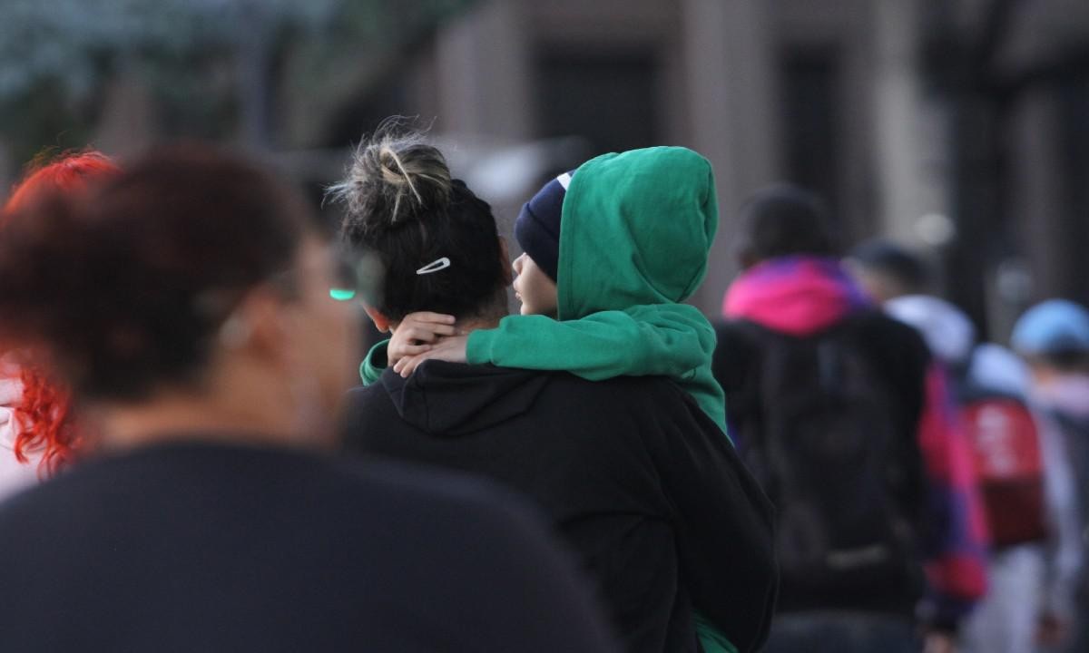 Mãe carrega filho agasalhado no colo na Praça Sete, em Belo Horizonte -  (crédito: Jair Amaral/EM/D.A Press/Arquivo)