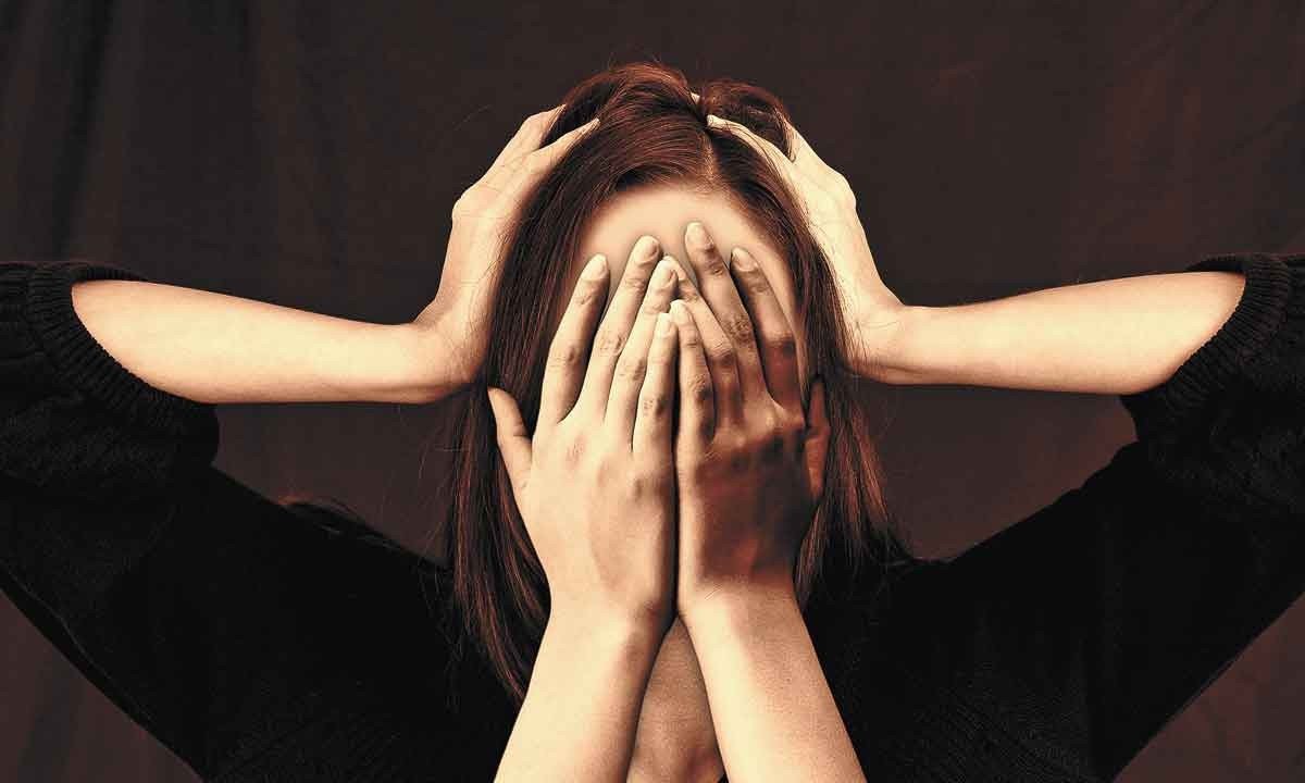 mulher com as mãos na cabeça simulando enxaqueca -  (crédito: Gerd Altmann/Pixabay)