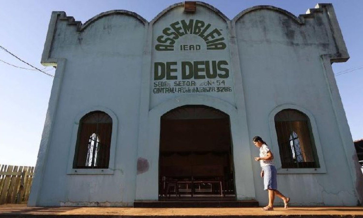 Mulher diante de igreja evang&eacute;lica -  (crédito: Getty Images)