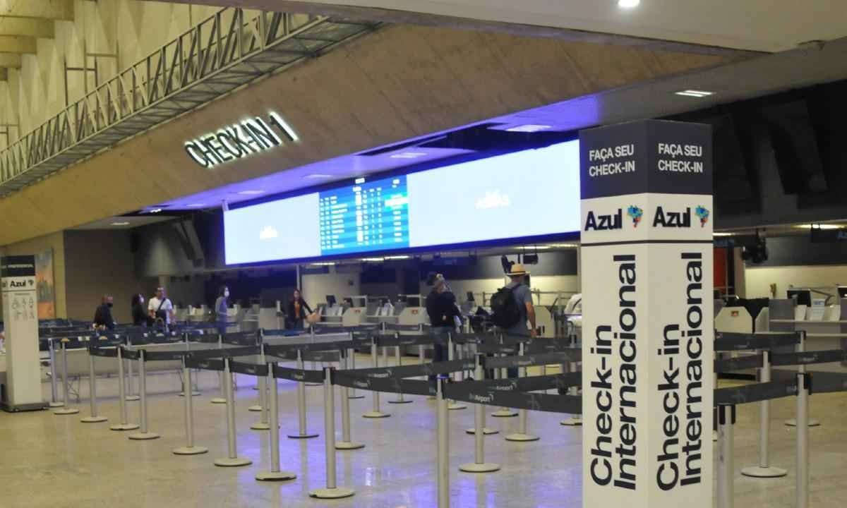 Parte do saguão do Aeroporto Internacional de Confins. Aérea de filas, demarcadas com faixas, está praticamente vazia. Funcionários trabalham na recepção, atendendo alguns poucos clientes.  -  (crédito: Gladyston Rodrigues/EM/D.A Press)