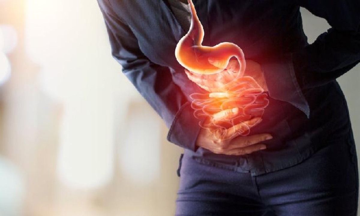 Pessoa com a mão no estômago com dor - (crédito: Getty Images) Pessoa com a mão no estômago com dor - (crédito: Getty Images)