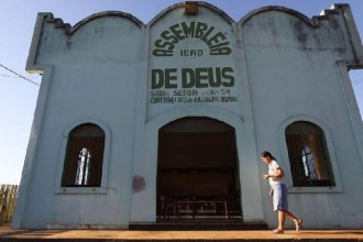 Evangélicos são 26,9% da população, e ritmo de crescimento diminui; católicos caem para menor nível