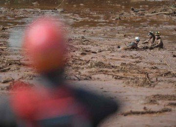Bombeiros trabalham na lama para resgatar corpo de vítima do desastre de Brumadinho
 -  (crédito: Alexandre Guzanshe/EM/D.A PRESS - 27/1/2019)