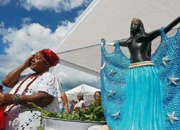 Cerimônia em homenagem a Iemanjá, no Rio Vermelho, em Salvador, em 02 de fevereiro de 2020 -  (crédito: RAFAEL MARTINS/AFP via Getty Images)