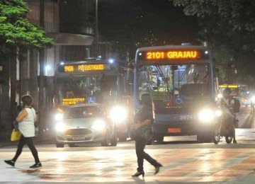 Ônibus coletivos circulam pelo Centro de BH em noite de novembro de 2021 -  (crédito: Marcos Vieira/EM/D.A Press)