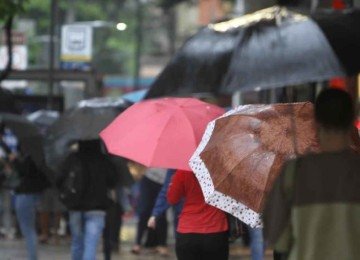 Pessoas andam com guarda-chuva pelo Centro de BH -  (crédito: Edesio Ferreira/EM/D.A Press)