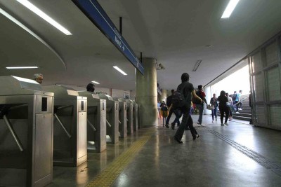 Catraca do metrô e pessoas andando -  (crédito: Edésio Ferreira/EM/D.A Press)