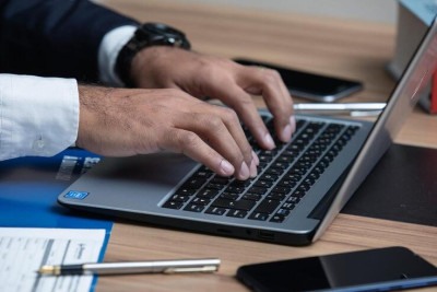 Homem trabalhando no computador -  (crédito:  LEANDRO AGUILAR/Pixabay )
