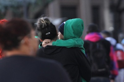 Mãe carrega filho agasalhado no colo na Praça Sete, em Belo Horizonte -  (crédito: Jair Amaral/EM/D.A Press/Arquivo)