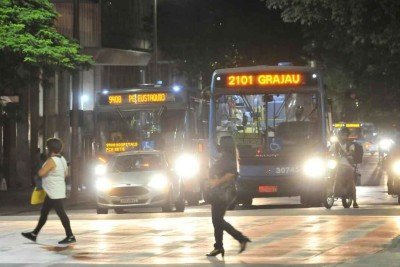 Ônibus coletivos circulam pelo Centro de BH em noite de novembro de 2021 -  (crédito: Marcos Vieira/EM/D.A Press)