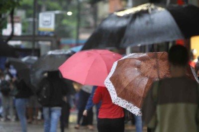 Pessoas andam com guarda-chuva pelo Centro de BH -  (crédito: Edesio Ferreira/EM/D.A Press)
