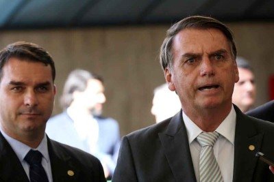 Senador Flávio Bolsonaro ao lado do presidente Jair Bolsonaro -  (crédito: Wilson Dias/Agência Brasil)