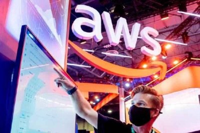 Um participante apresentando um software durante o AWS re:Invent 2021, uma conferência organizada pela Amazon Web Services -  (crédito: Getty Images)