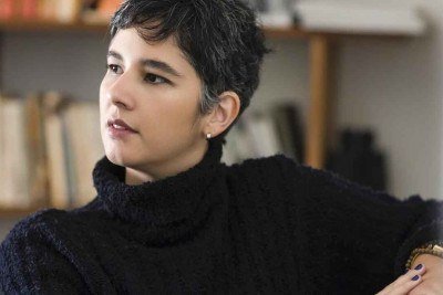 Vestindo blusa preta, a escritora Marcela Dantés olha para o lado -  (crédito: Rafael Motta/divulgação)