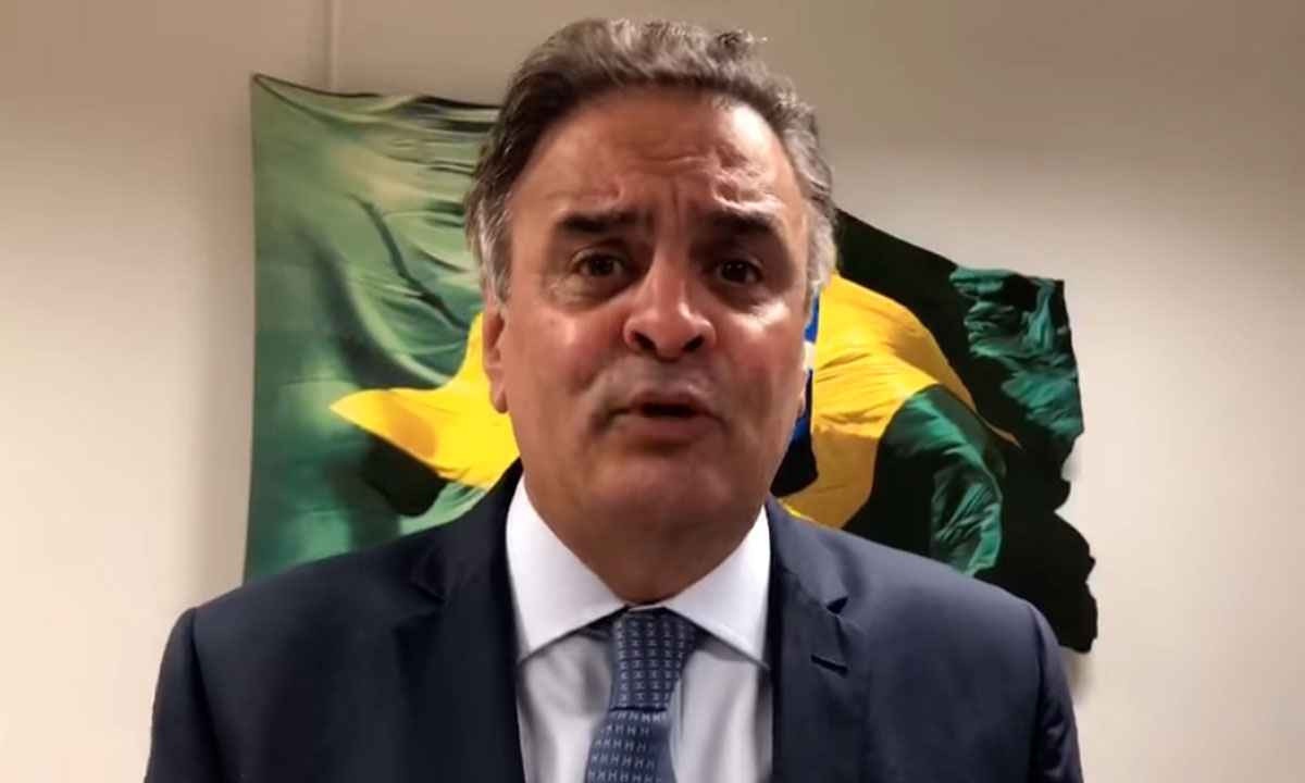 Aécio Neves com bandeira do Brasil ao fundo - (crédito: FACEBOOK/REPRODUÇÃO)