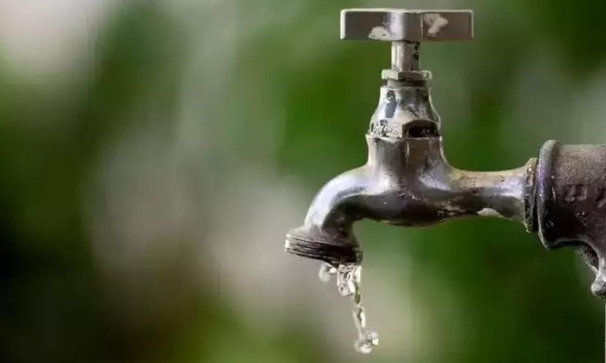 Água escorrendo de uma torneira em um fundo borrado -  (crédito: Divulgação)