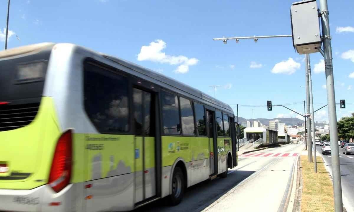 Ônibus do Move circula em corredor exclusivo na Avenida Antônio Carlos 
 -  (crédito: Jair Amaral/EM/D.A Press
)