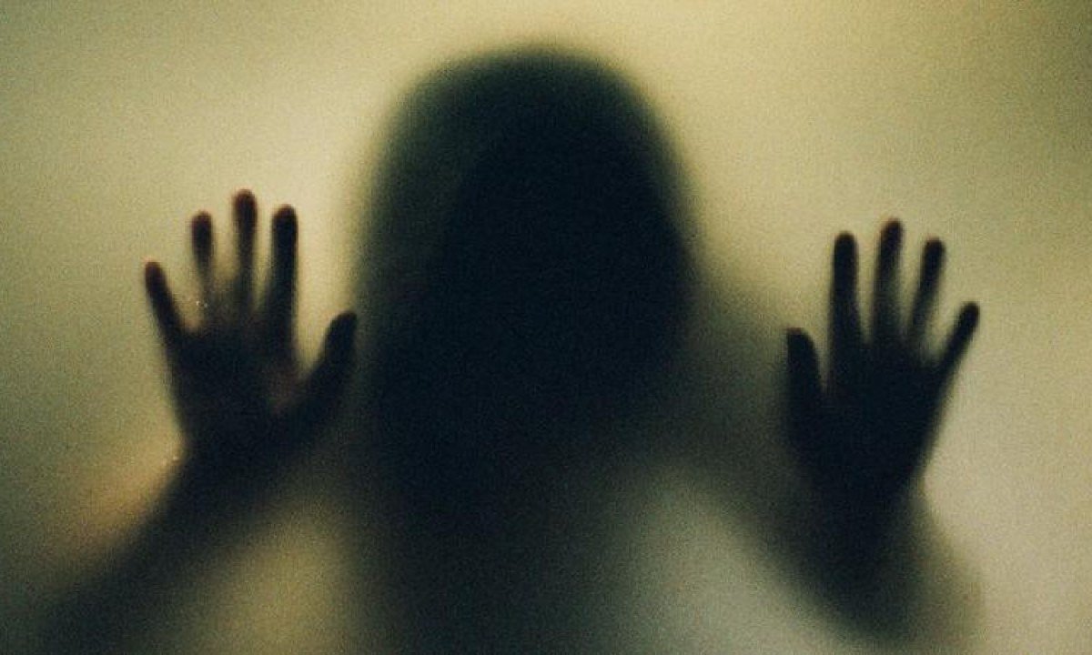 Silhueta difusa de uma mulher atrás de um vidro -  (crédito: Getty Images)