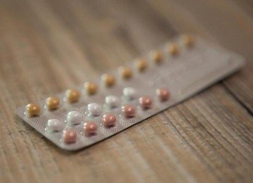 A foto mostra uma cartela de comprimidos. São comprimidos anticoncepcionais comumente usados pelas mulheres -  (crédito: GabiSAnda - Pixabay)