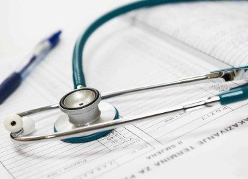 Exame médico, caneta e um estetoscópio  -  (crédito: Pexels/Divulgação)