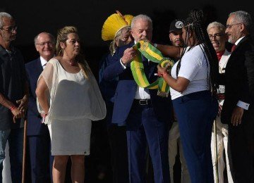 Lula recebe a faixa presidencial no Palácio do Planalto -  (crédito: Carl de Souza/AFP)
