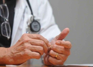 Médico com estetoscópio no pescoço -  (crédito: Alexandre Guzanshe/EM/D.A Press)