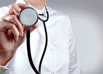 Médico segurando estetoscópio em imagem meramente ilustrativa -  (crédito: Depositphotos)