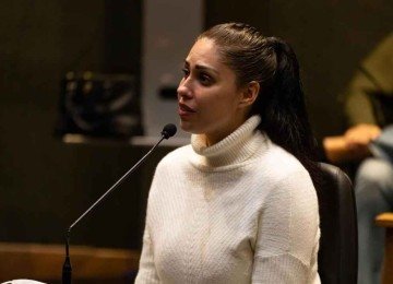 Monique Medeiros sentada e falando em juízo -  (crédito: Brunno Dantas/TJRJ/Divulgação)