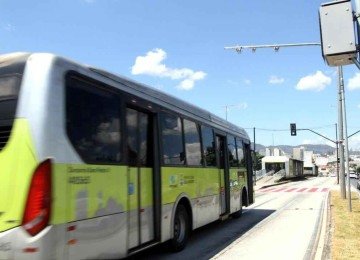 Ônibus do Move circula em corredor exclusivo na Avenida Antônio Carlos 
 -  (crédito: Jair Amaral/EM/D.A Press
)