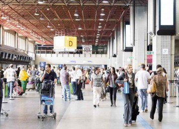 Passageiros transitam pelo aeroporto de Guarulhos -  (crédito: Filipe Frazao/Getty Images)