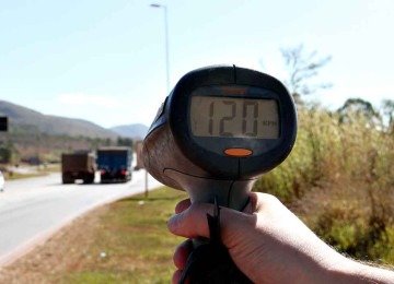 Radar mostra carretas pesadas ultrapassando em 50% o limite de velocidade em trecho próximo a Nova Lima -  (crédito: Fotos: Edésio Ferreira/EM/D.A Press)